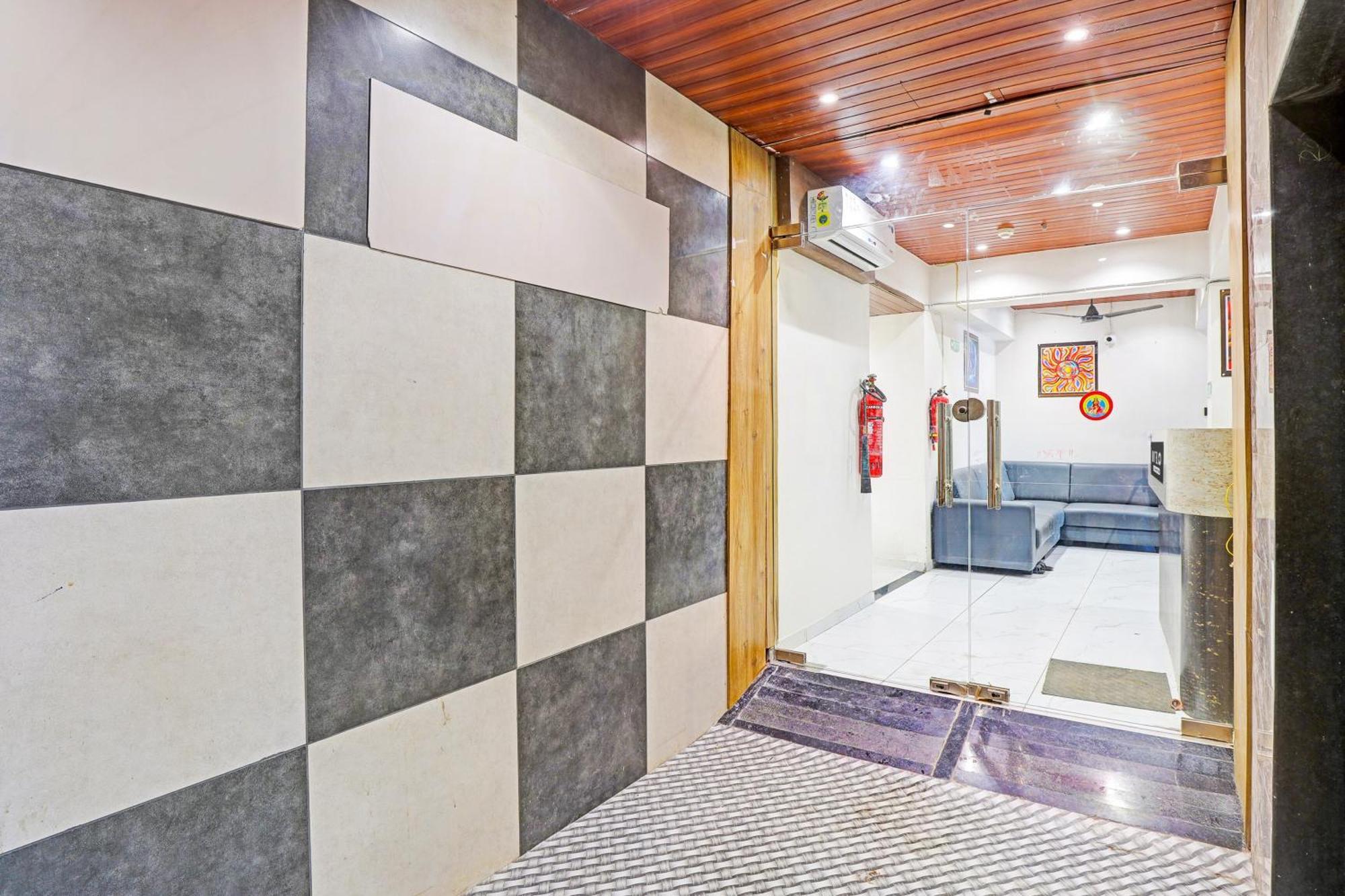 Super Hotel O Althan Formerly Hotel Niraant Surat Exterior foto