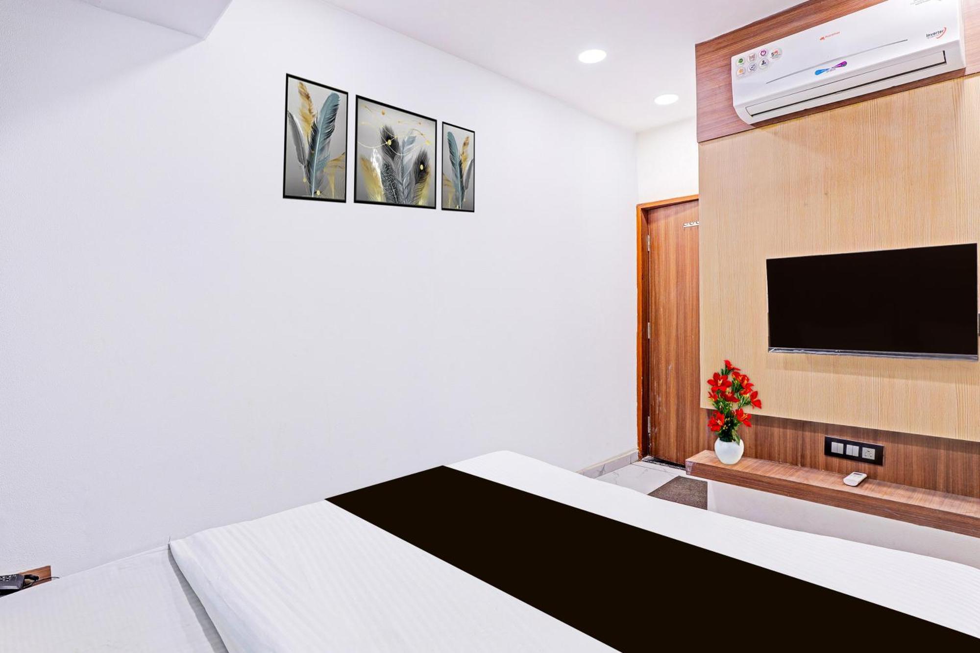 Super Hotel O Althan Formerly Hotel Niraant Surat Exterior foto
